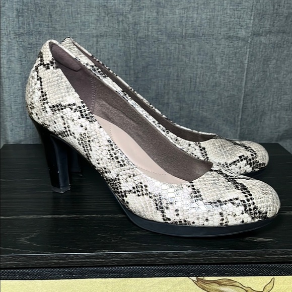 Clarks Ultimate Comfort Adriel Viola Faux Snakeskin Round Toe Pumps Mob Wife - Picture 1 of 8